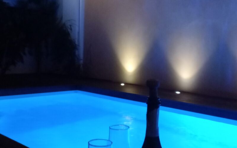Piscine-nuitjpeg##aux quatre coins du monde -piscine - nuit##Chrystèle Vilain##
