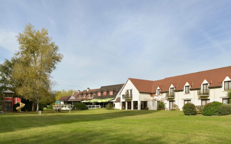 le-relais-de-pouillyjpg##Côté parc au Relais de pouilly##Le Relais de Pouilly##